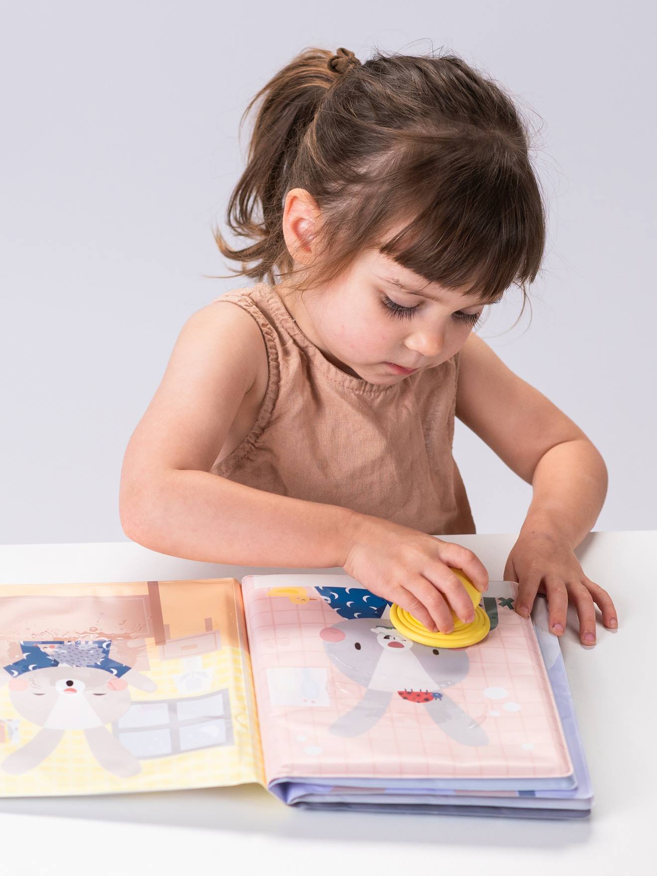 Livre à eau magique multicolore (Taf Toys) - Image 1