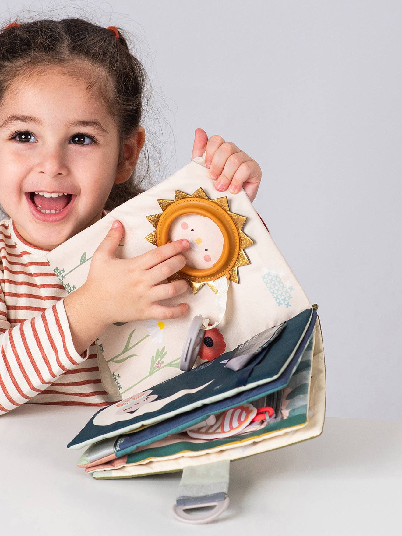 Livre d'activités fantaisie multicolore