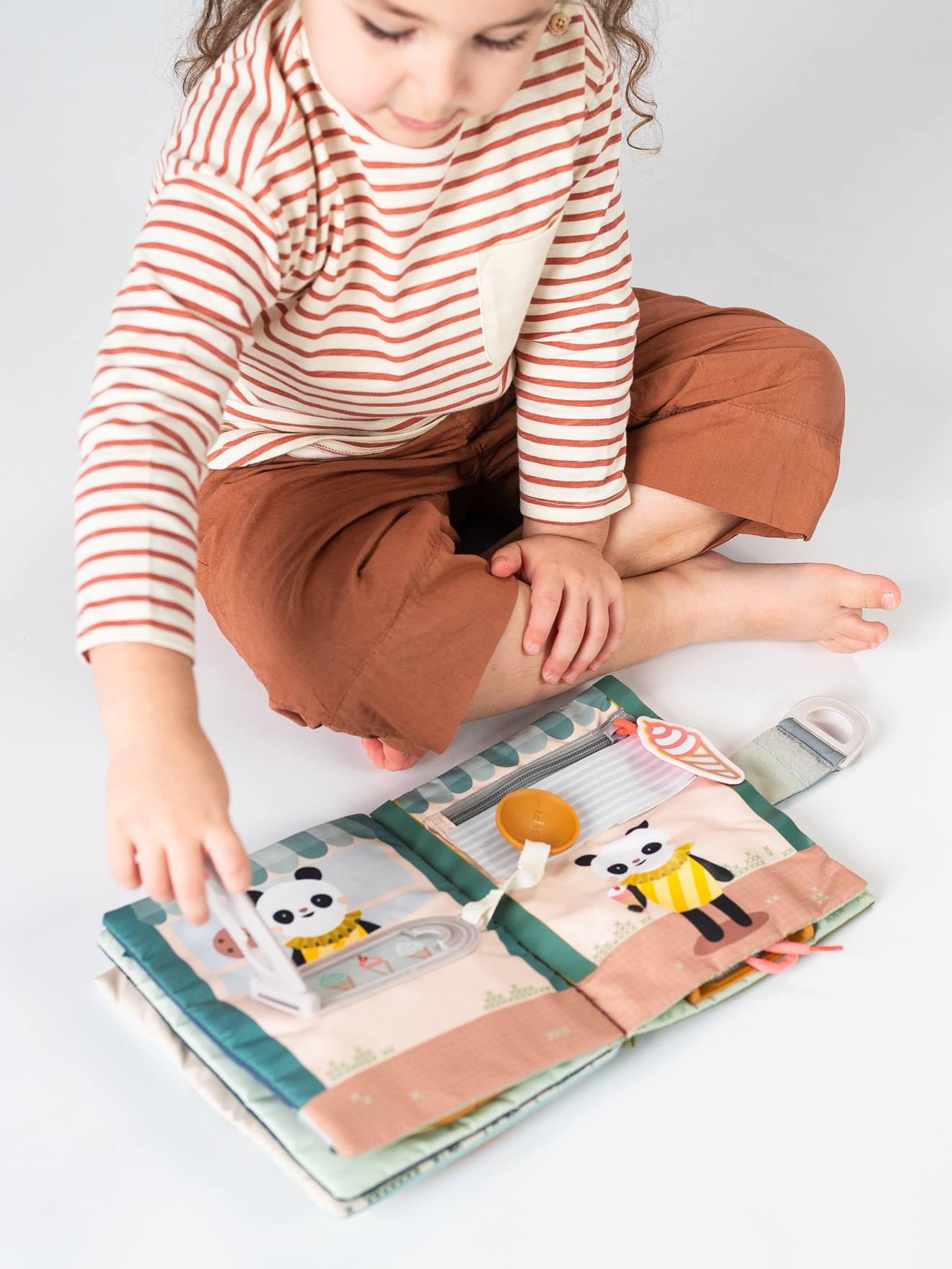 Livre d'activités fantaisie multicolore (Taf Toys) - Image 1