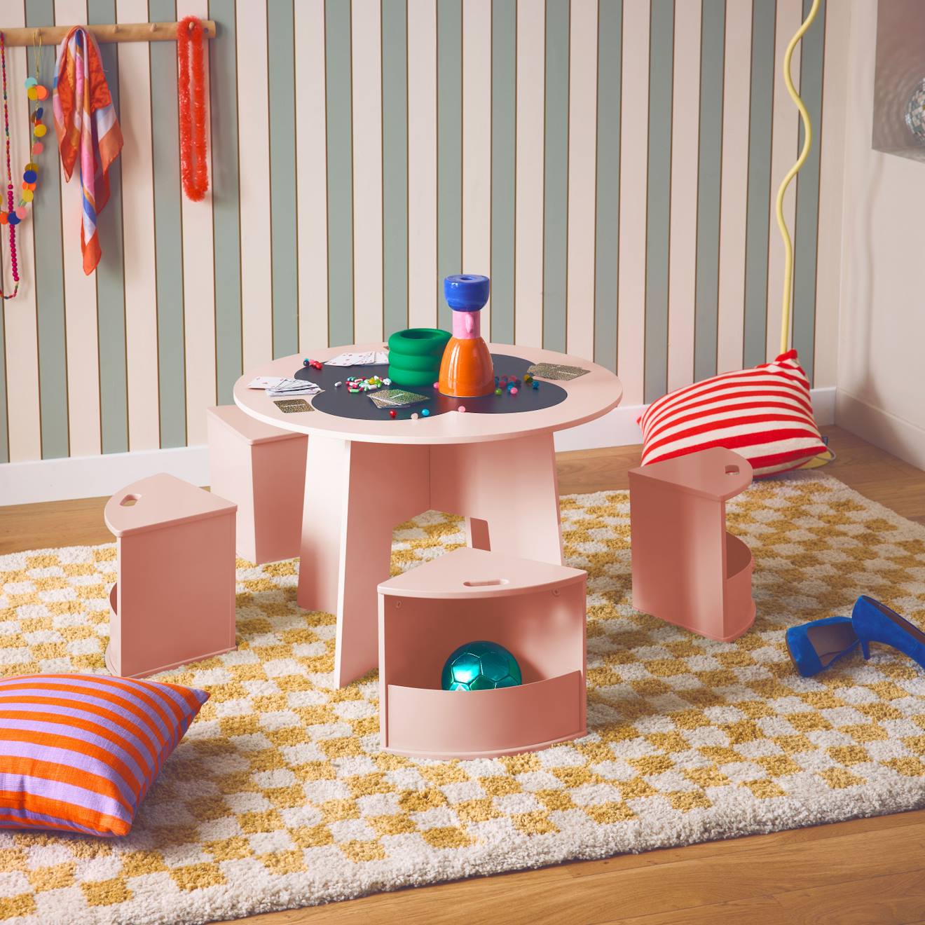 Table Effet Ardoise Pour Enfant 4 Chaises Avec Rangement Nephos Rose