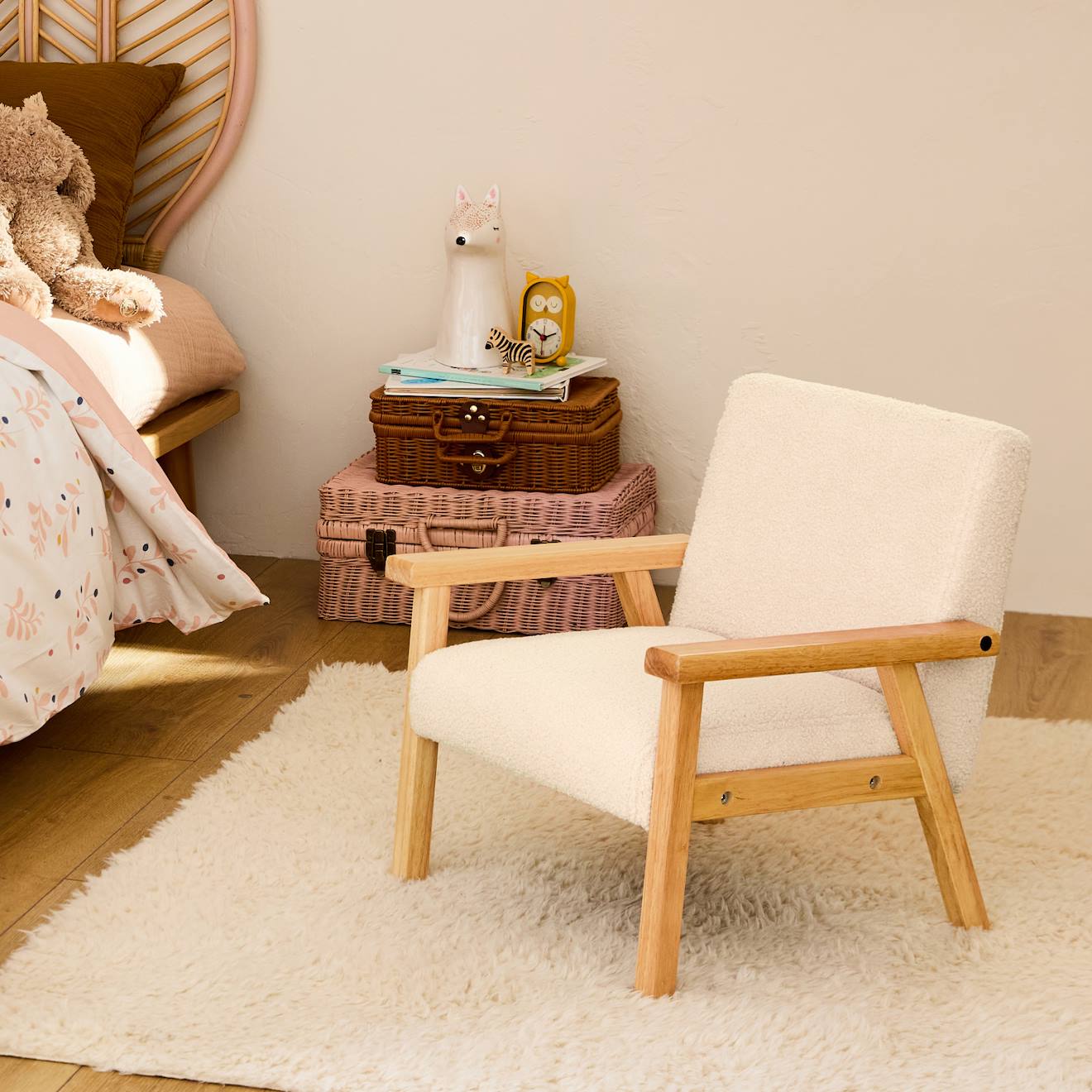 Fauteuil Scandinave Enfant Bouclette Et Bois D'hévéa Isak Kid Blanc