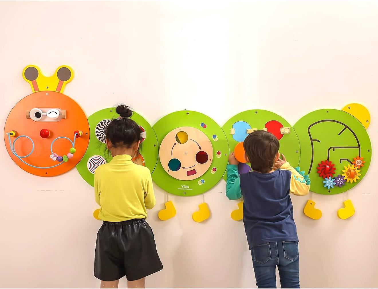Spark & WOW Panneaux muraux d'activités Chenille – À partir de 18 Mois – Jouet Mural sensoriel Montessori – 6 activités – Planche d'occupation – Décoration de Chambre d'enfant