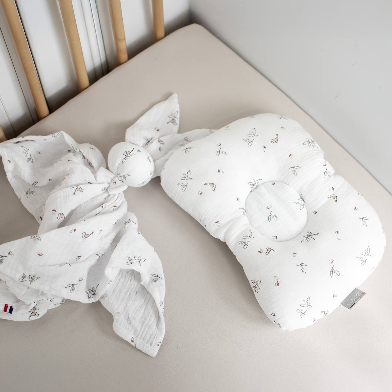 Coussin Cale-tête Ergonomique En Gaze De Coton Melody Melody, Blanc Imprimé Minimali (Sevira Kids) - Image 2