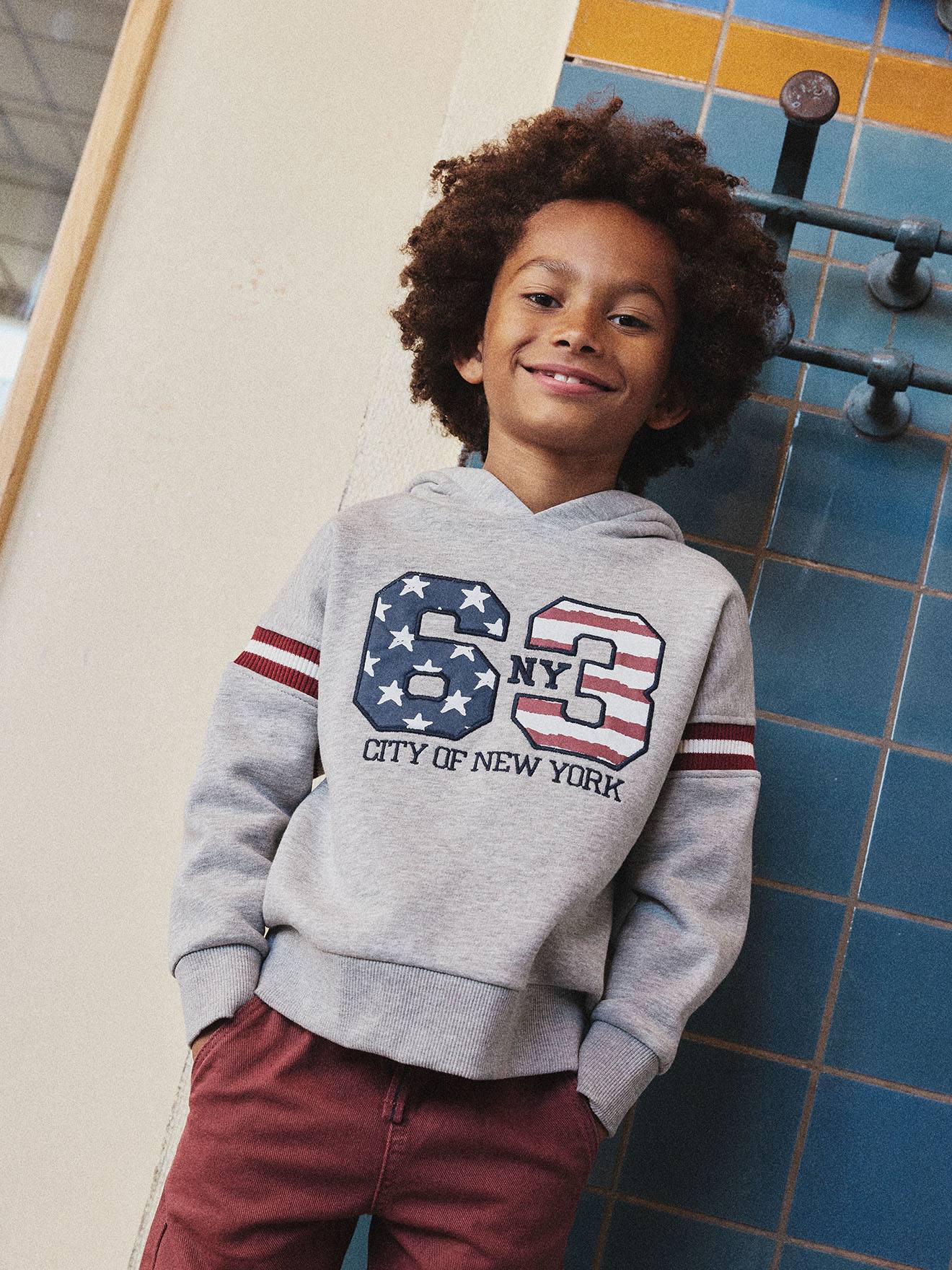 Sweat capuche print devant garon gris chin 15 €