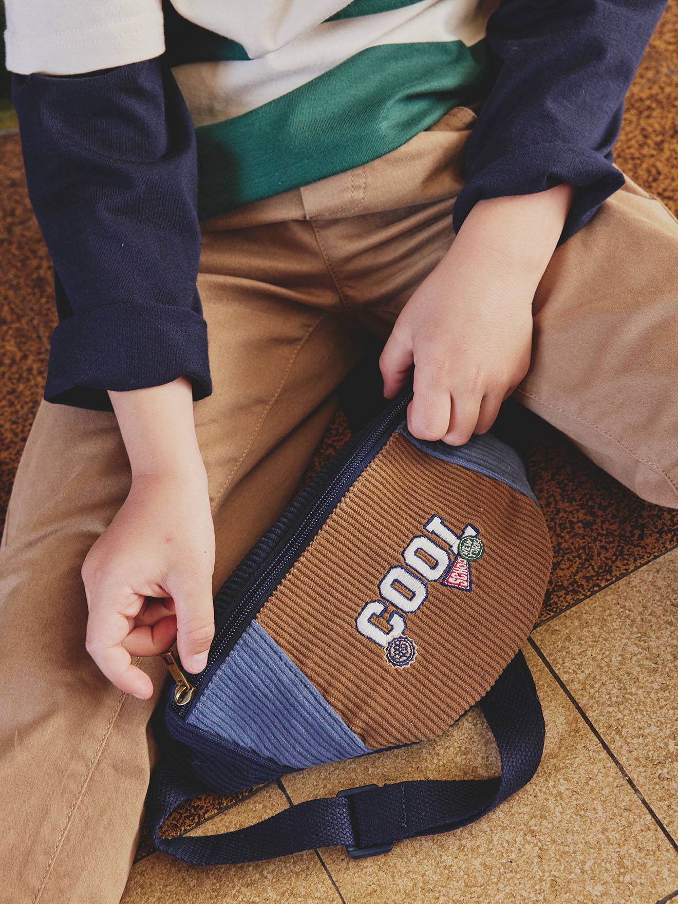 Sac banane « Cool school » garçon en velours bleu nuit