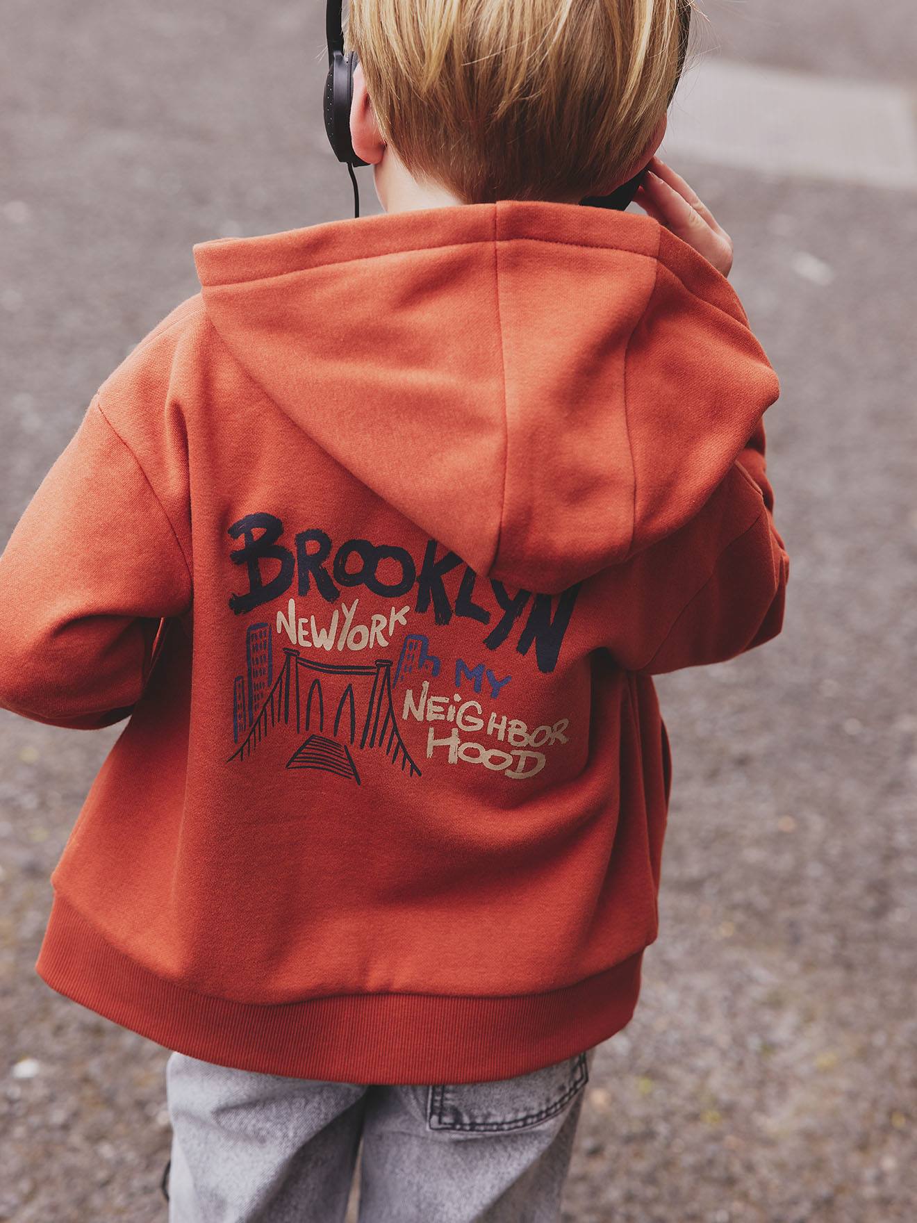 Sweat zippé à capuche imprimé garçon rouille