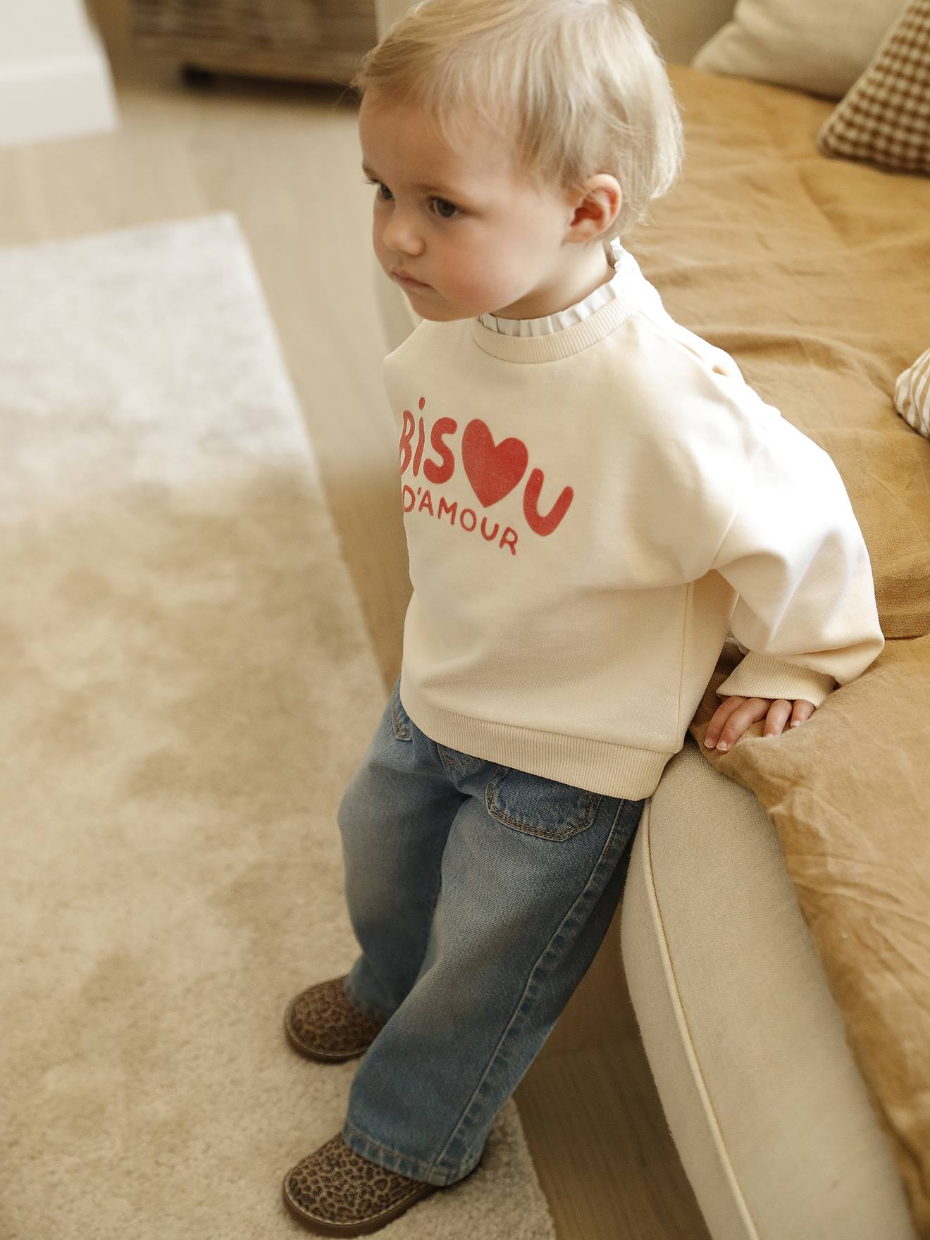 Ensemble sweat-shirt et jean large bébé vanille