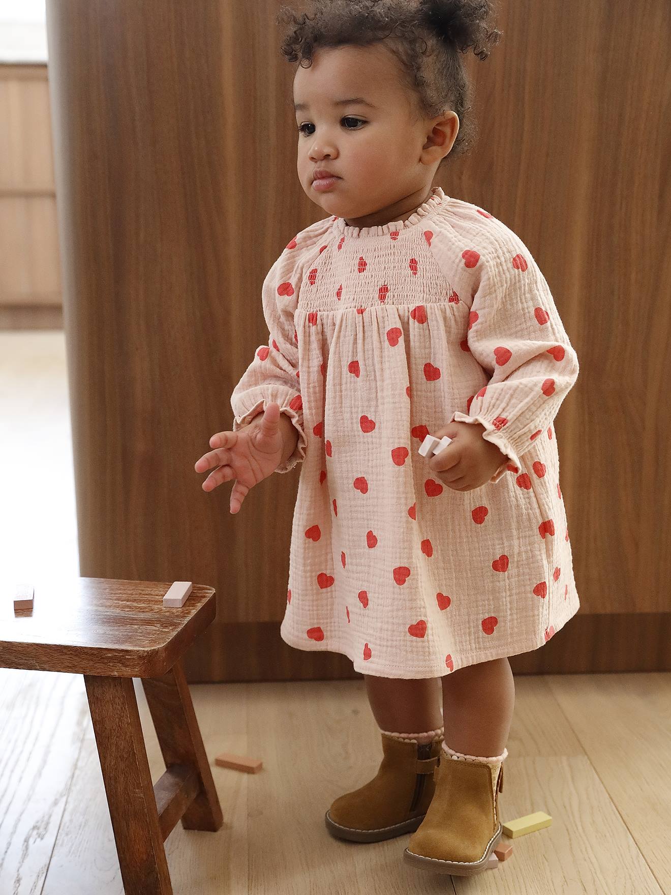 Robe bébé imprimée de petits coeurs rose poudré