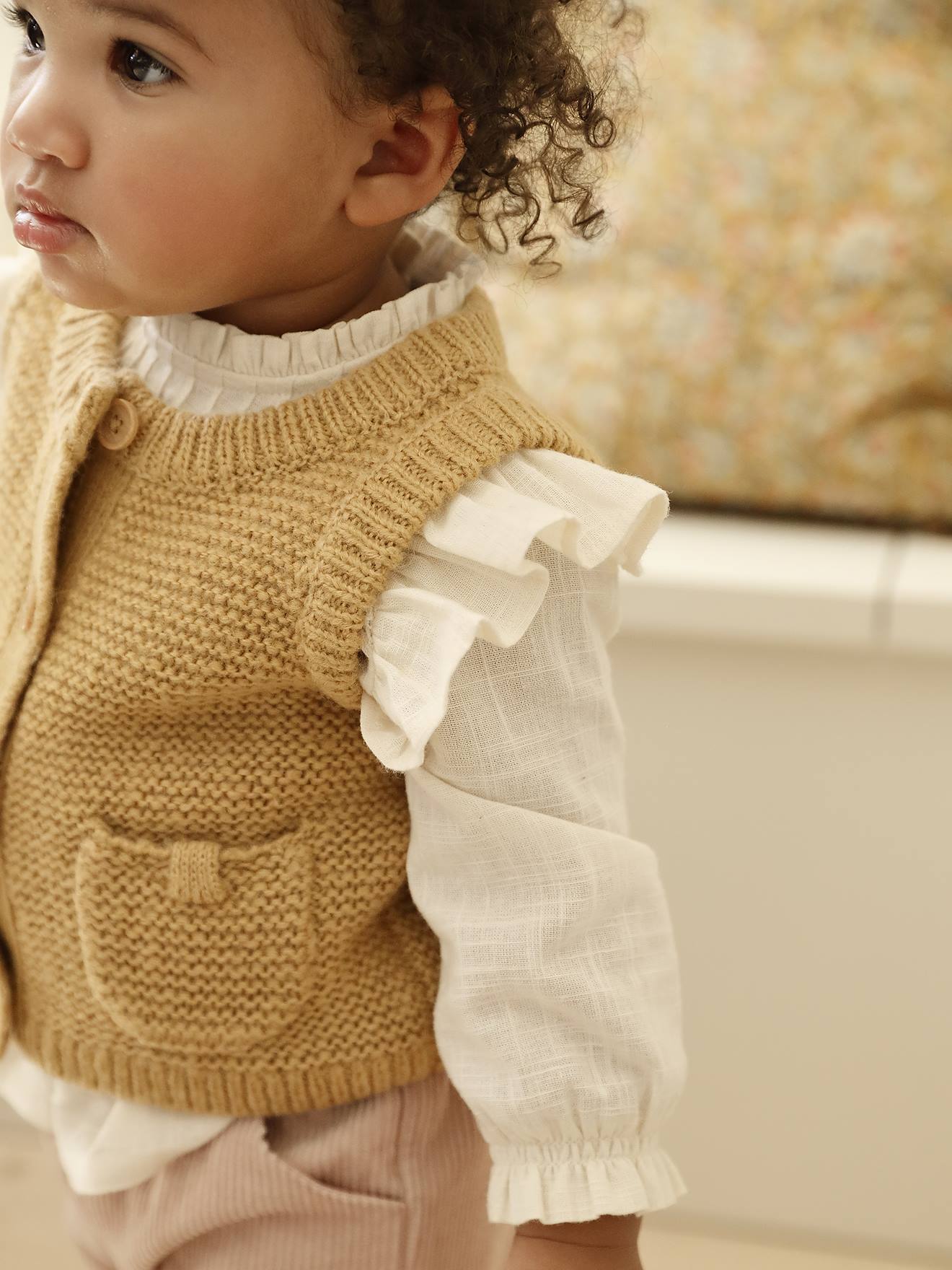 Gilet bébé sans manches boutonné ocre