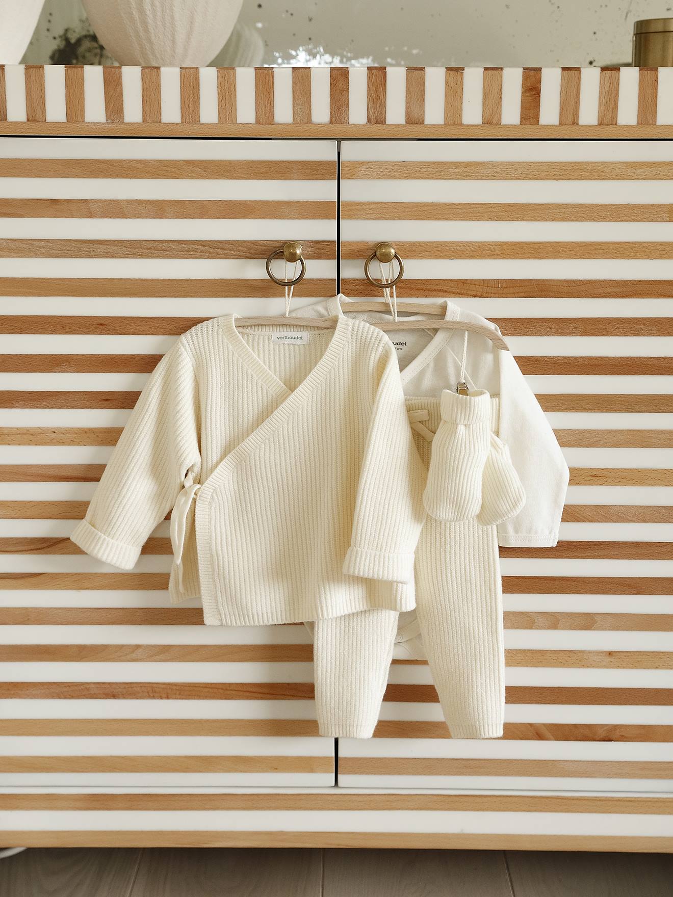 Ensemble bébé 4 pièces en tricot gilet + pantalon + chaussons + body coffret cadeau naissance écru
