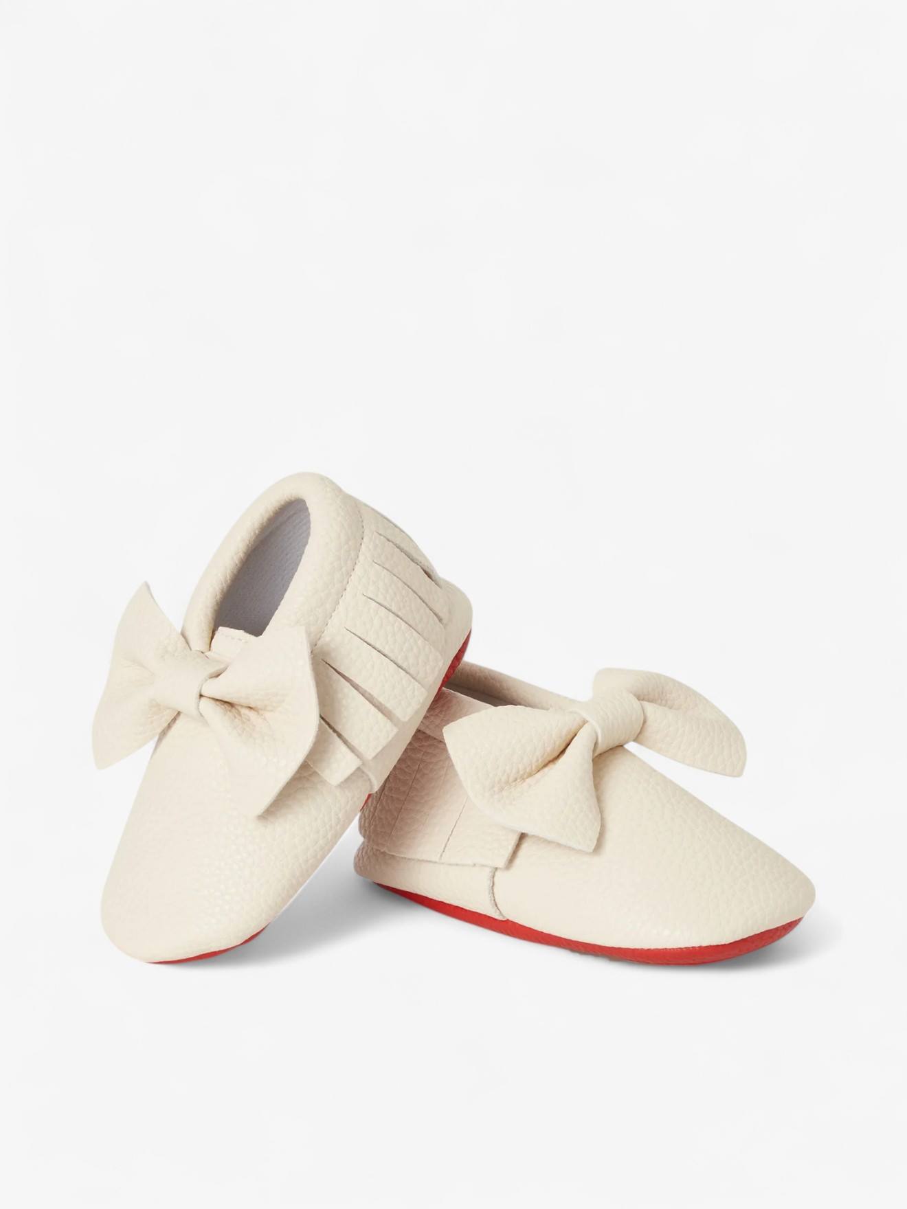Chaussons Bow Bébé En Cuir Vegan Blanc Cassé Avec Rouge (Babymocs) - Image 1