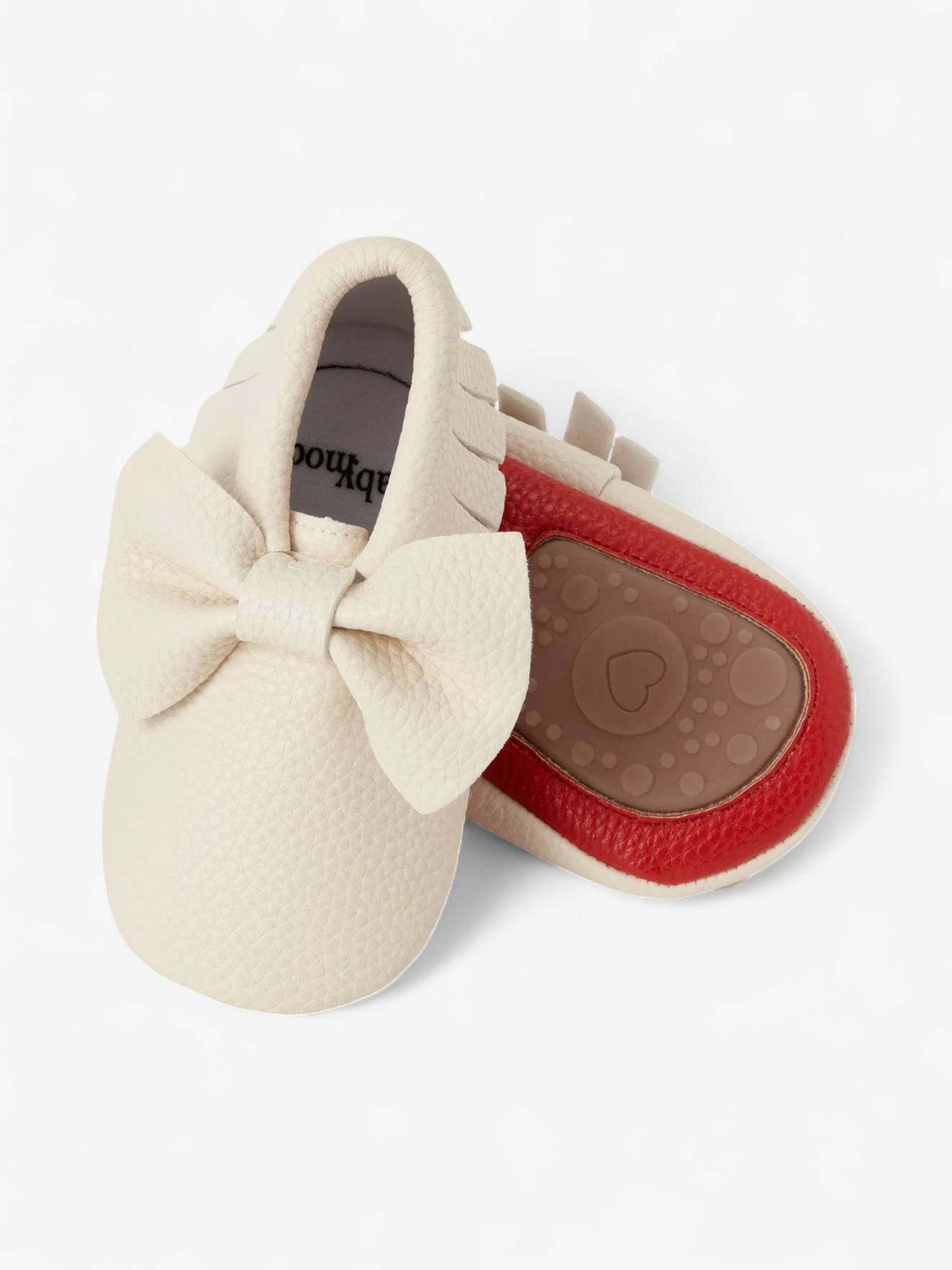 Chaussons Bow Bébé En Cuir Vegan Blanc Cassé Avec Rouge (Babymocs) - Image 2