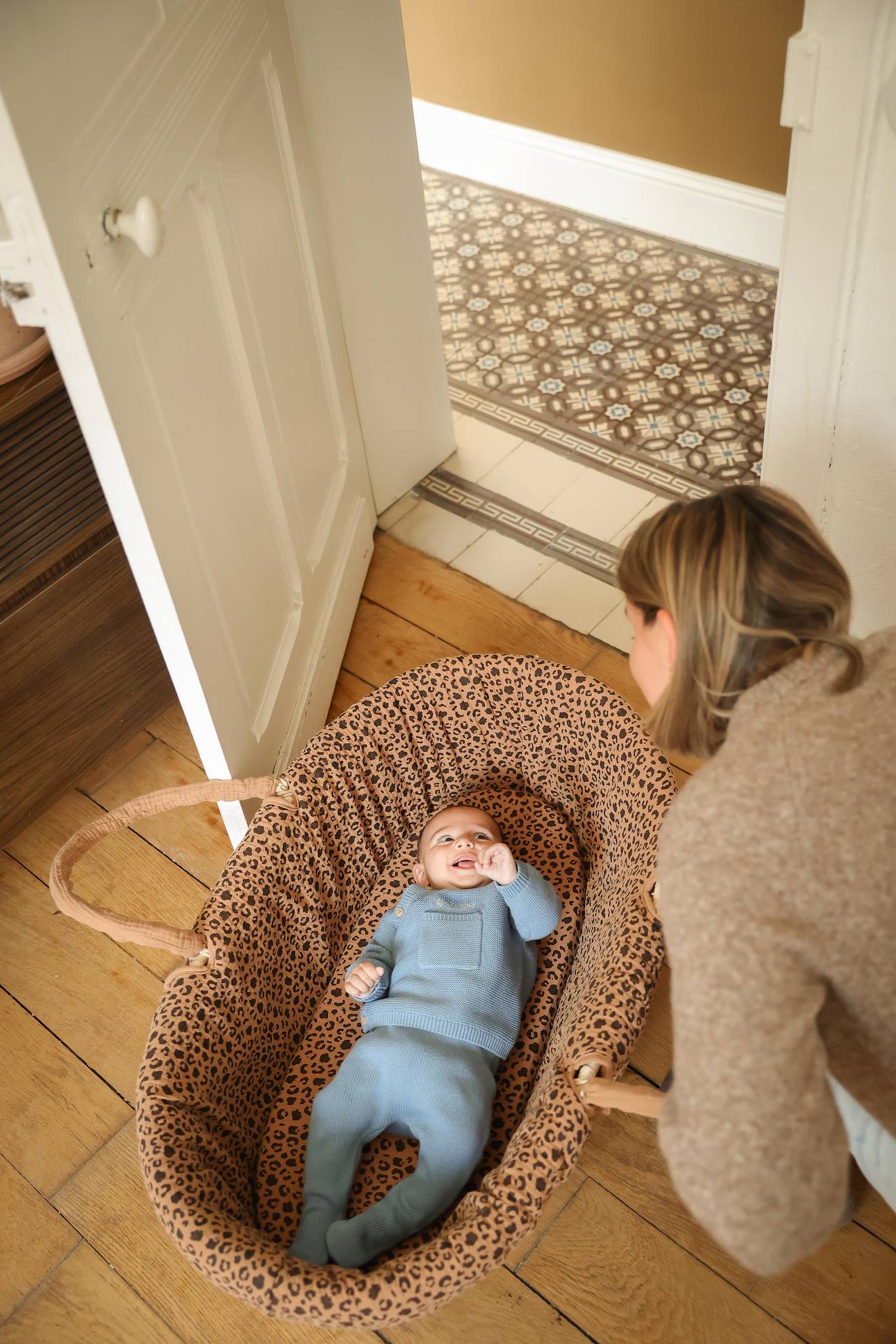 Couffin bébé en fibres naturelles tressées léopard