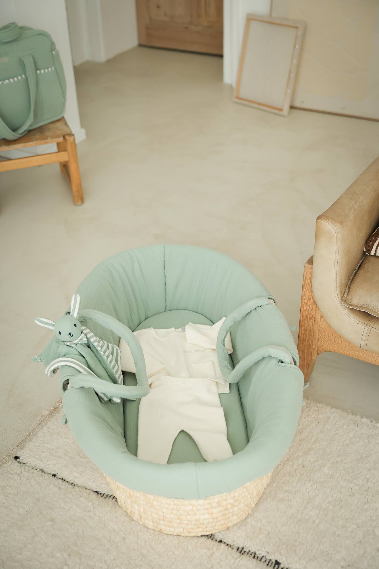Couffin bébé en fibres naturelles tressées vert sauge