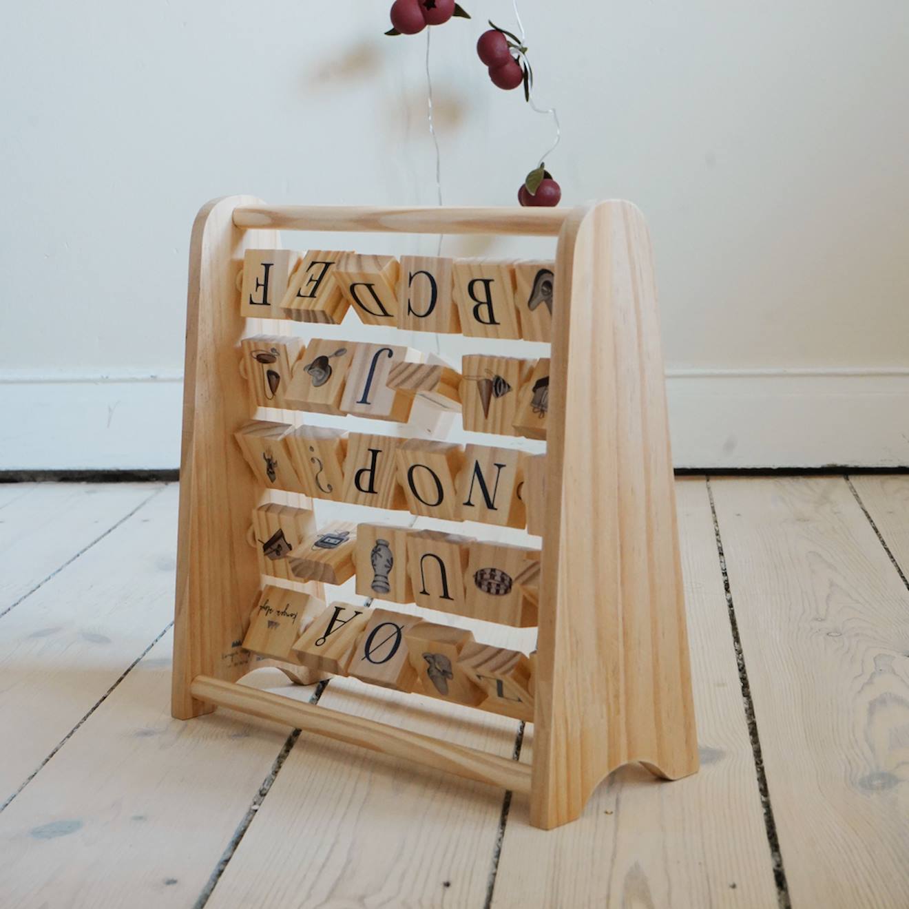 Cadre De Cubes En Bois Abécédaire Beige, Noir (Konges Slojd) - Image 2