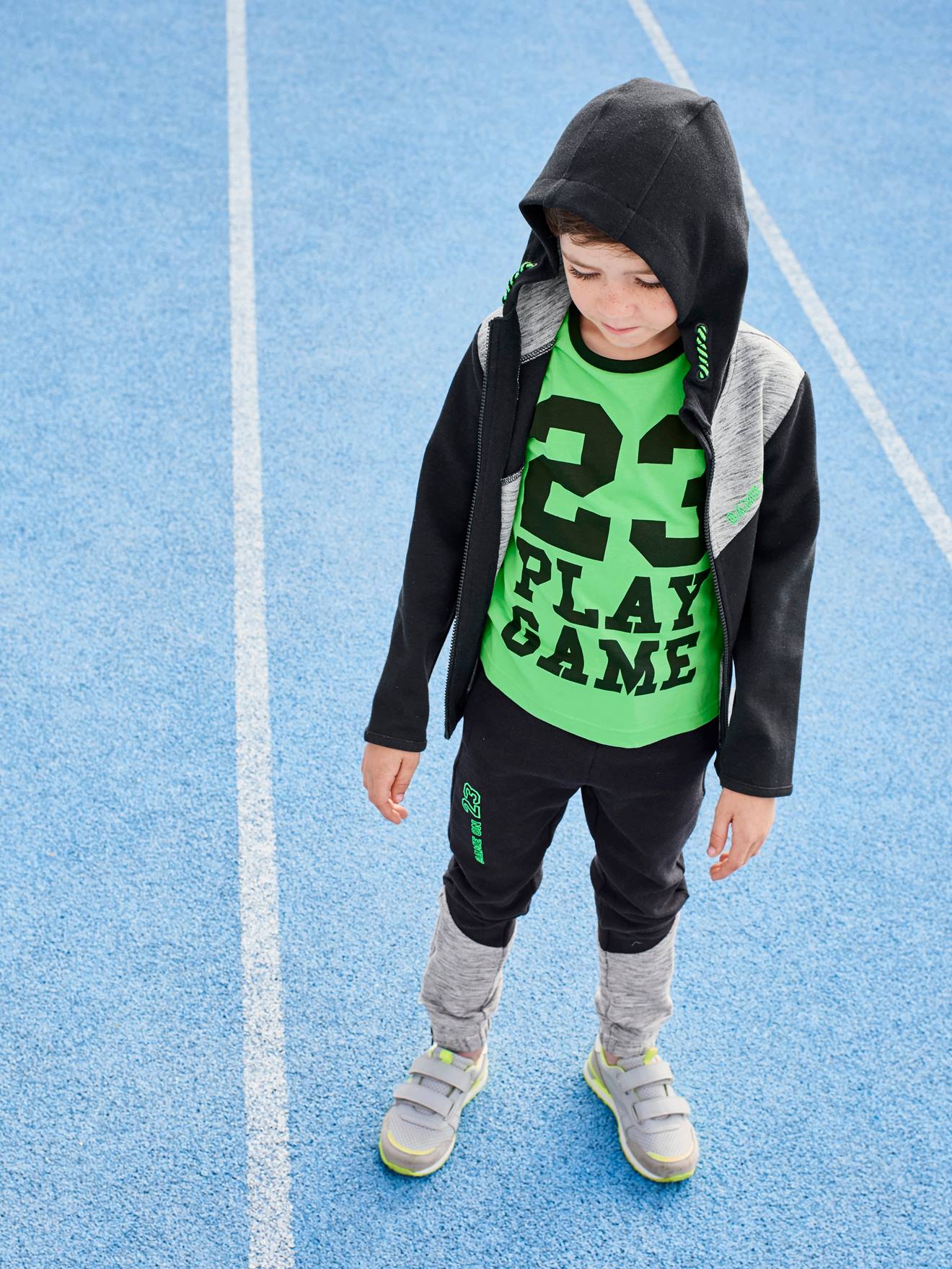Pantalon de sport garçon en matière technique détails fluo noir