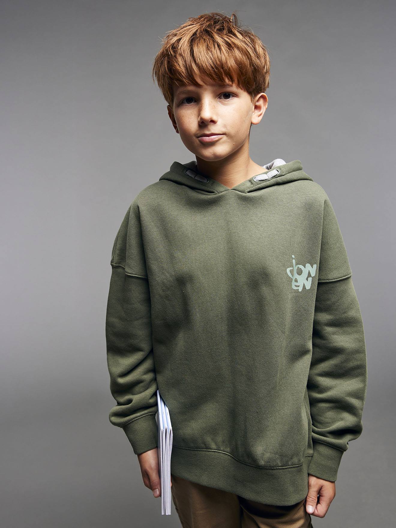 Sweat garon capuche kaki 17 €
