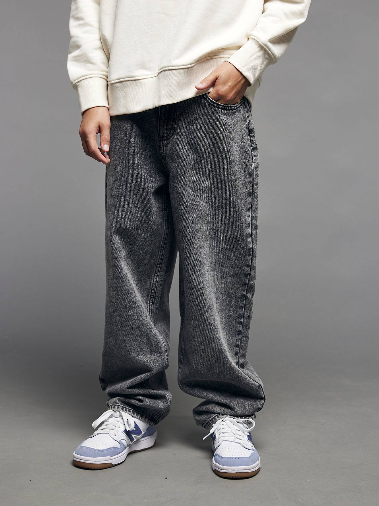 Jean loose garon denim gris 26 €