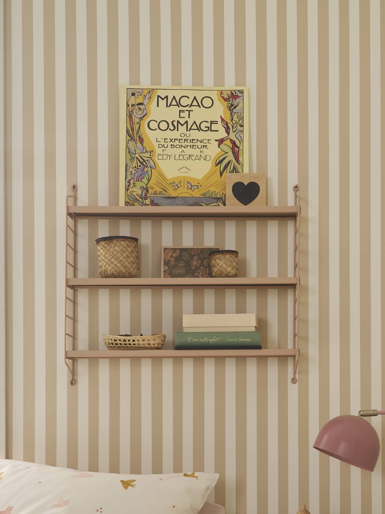 Etagère murale filaire en métal rose