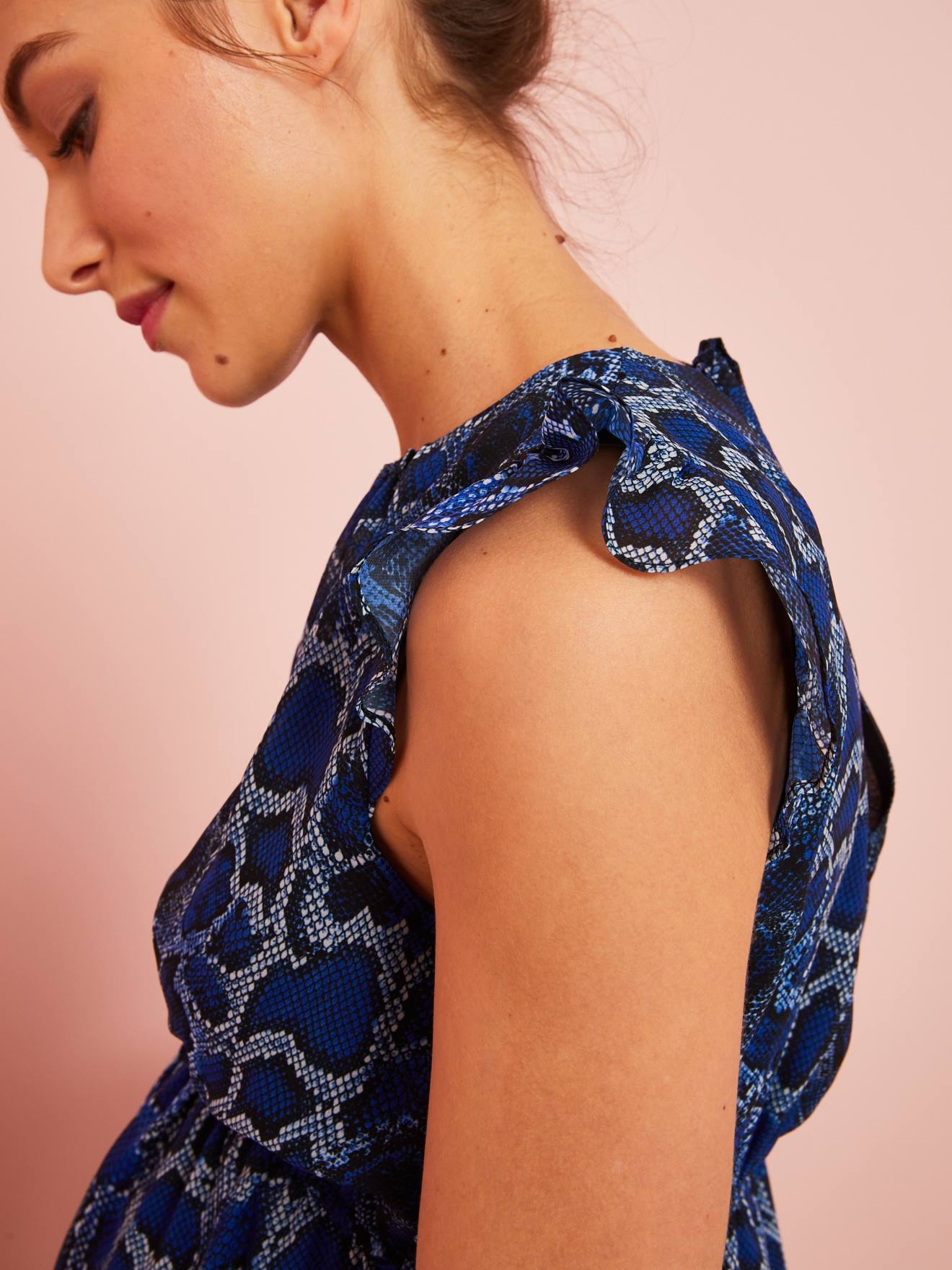 Blouse de grossesse imprimée façon reptile bleu imprimé serpent