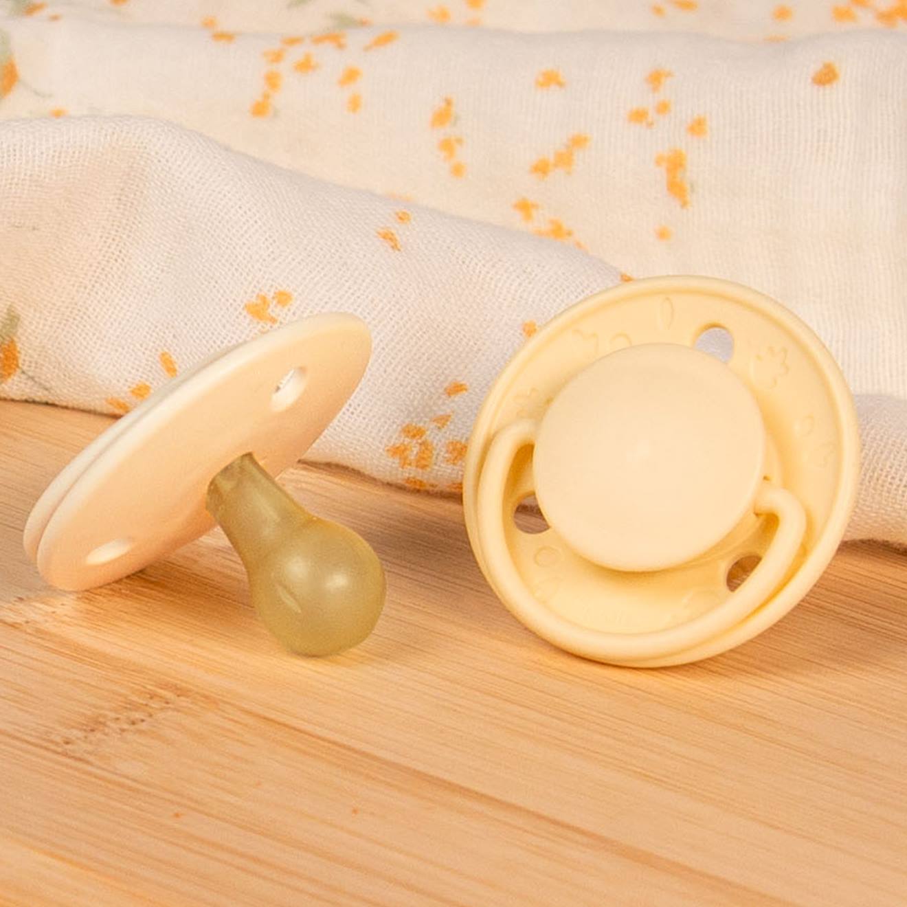 Sucette Ronde - 0-6 Mois - Lot De 2 Jaune + Beige (Biolane) - Image 1