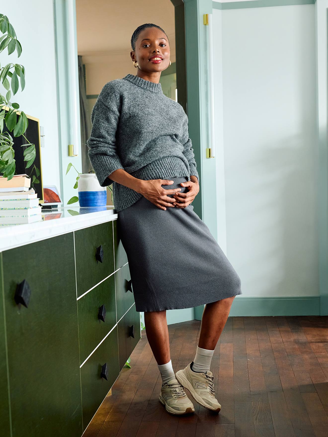 Jupe tube mi-longue de grossesse en maille côtelée anthracite