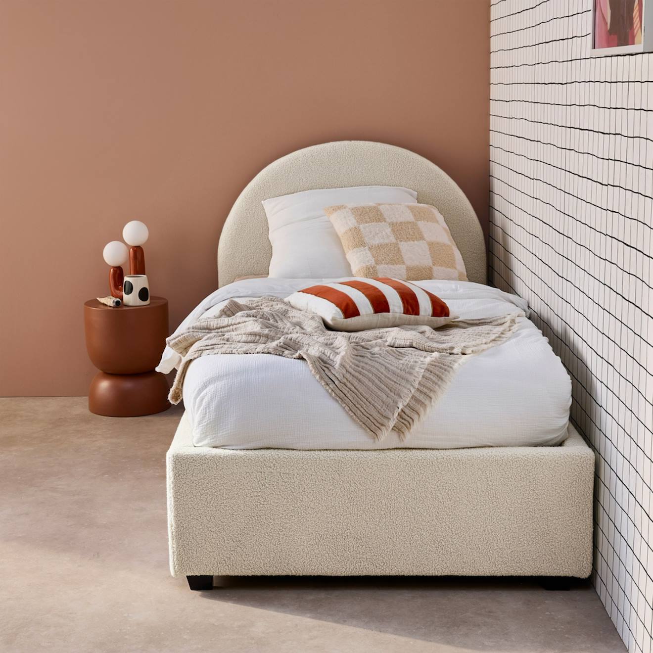 Lit Coffre Avec Sommier À Lattes Et Tête De Lit Finition Bouclette Cameron Blanc