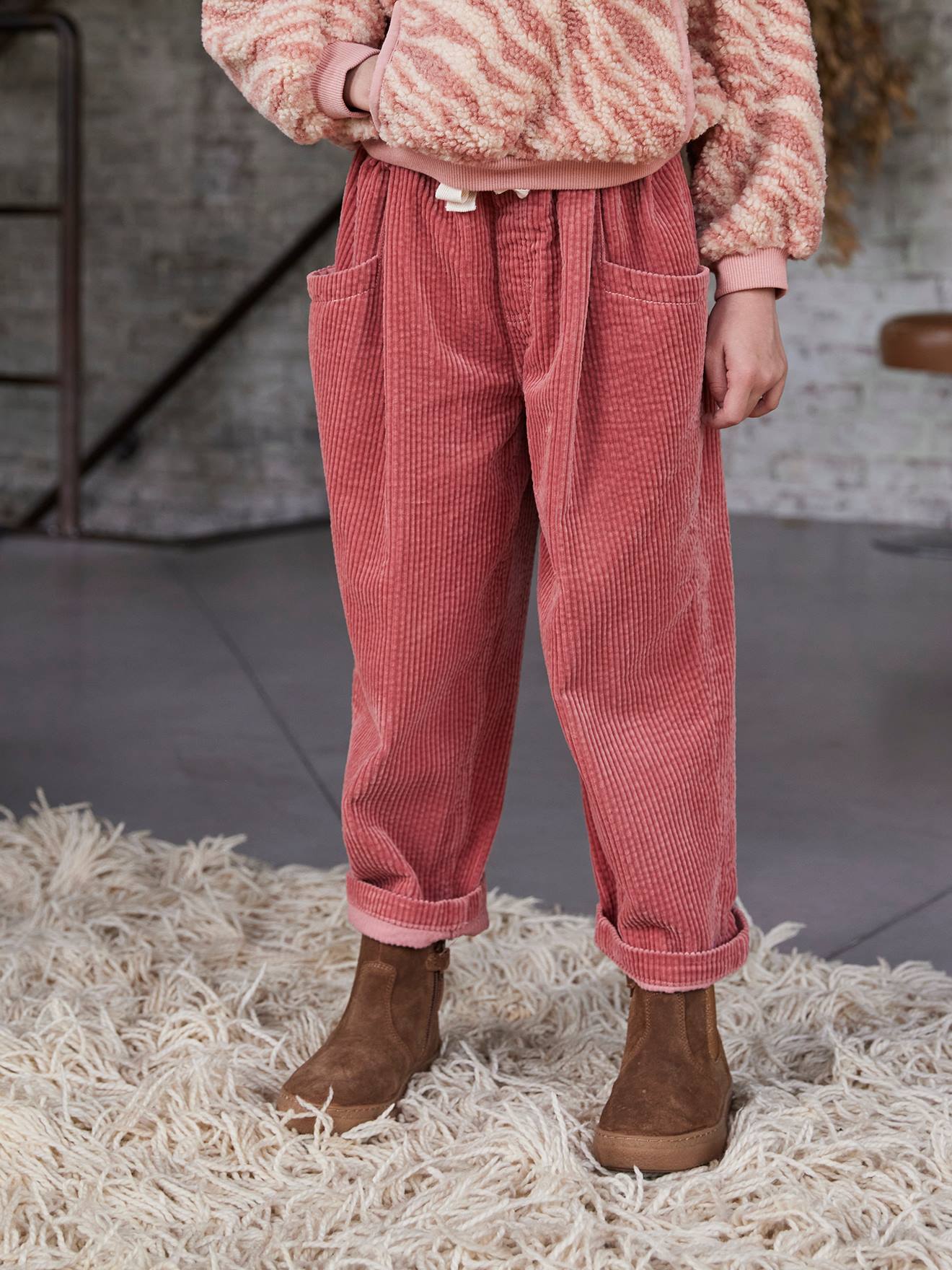 Pantalon fille velours forme loose vieux rose 23 €
