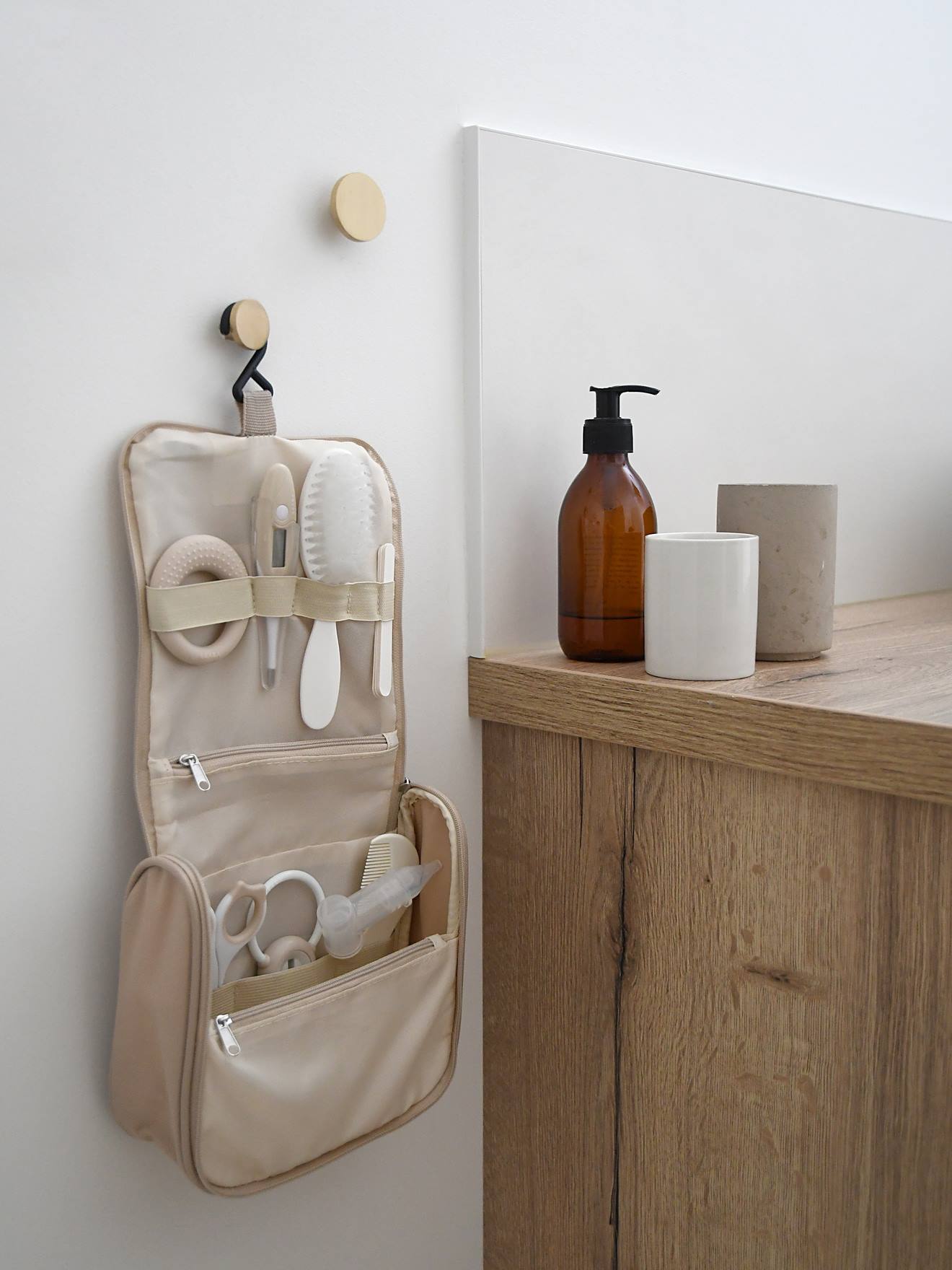 Trousse de toilette et 10 accessoires beige (Béaba) - Image 2