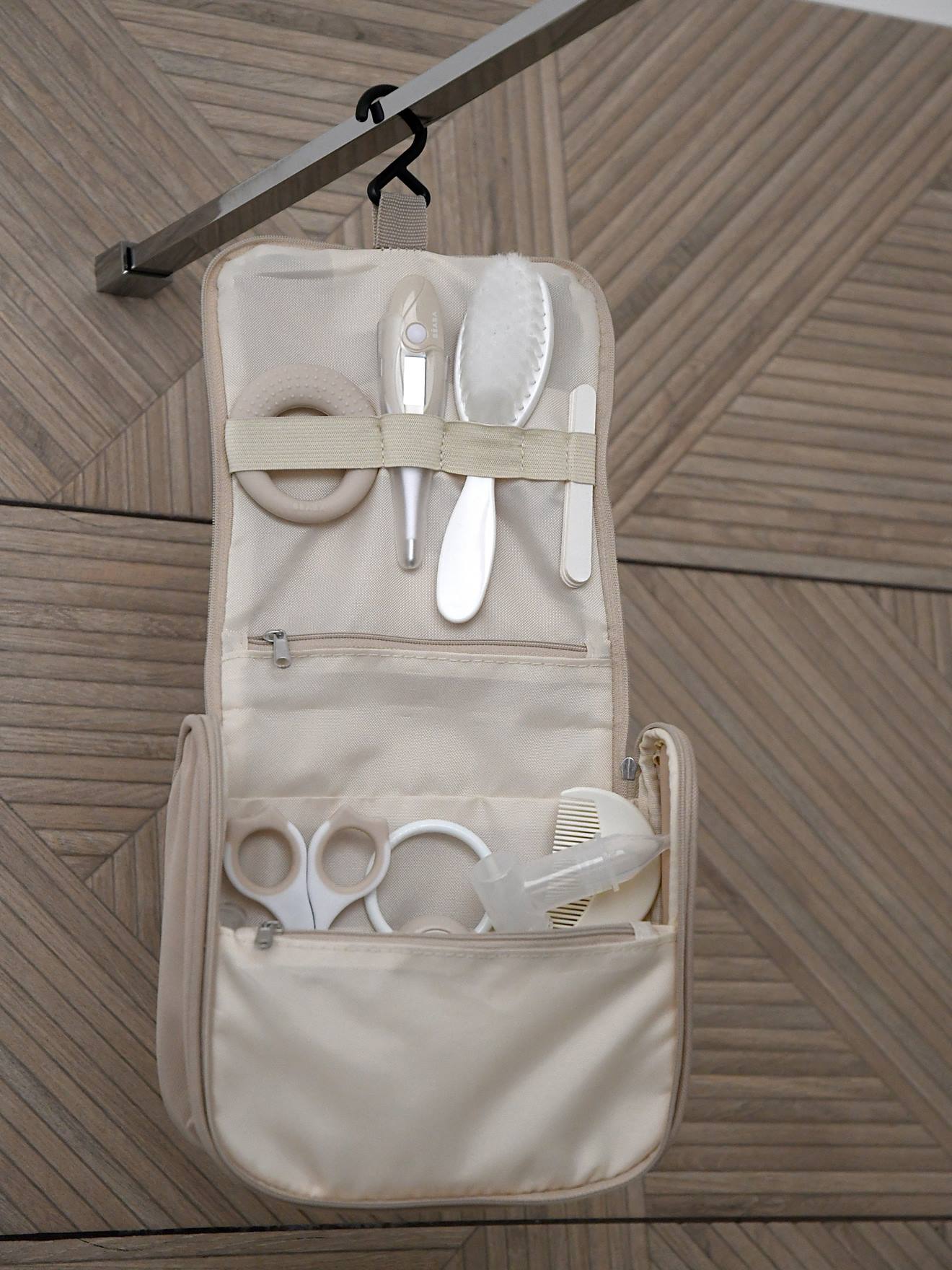 Trousse de toilette et 10 accessoires beige (Béaba) - Image 1