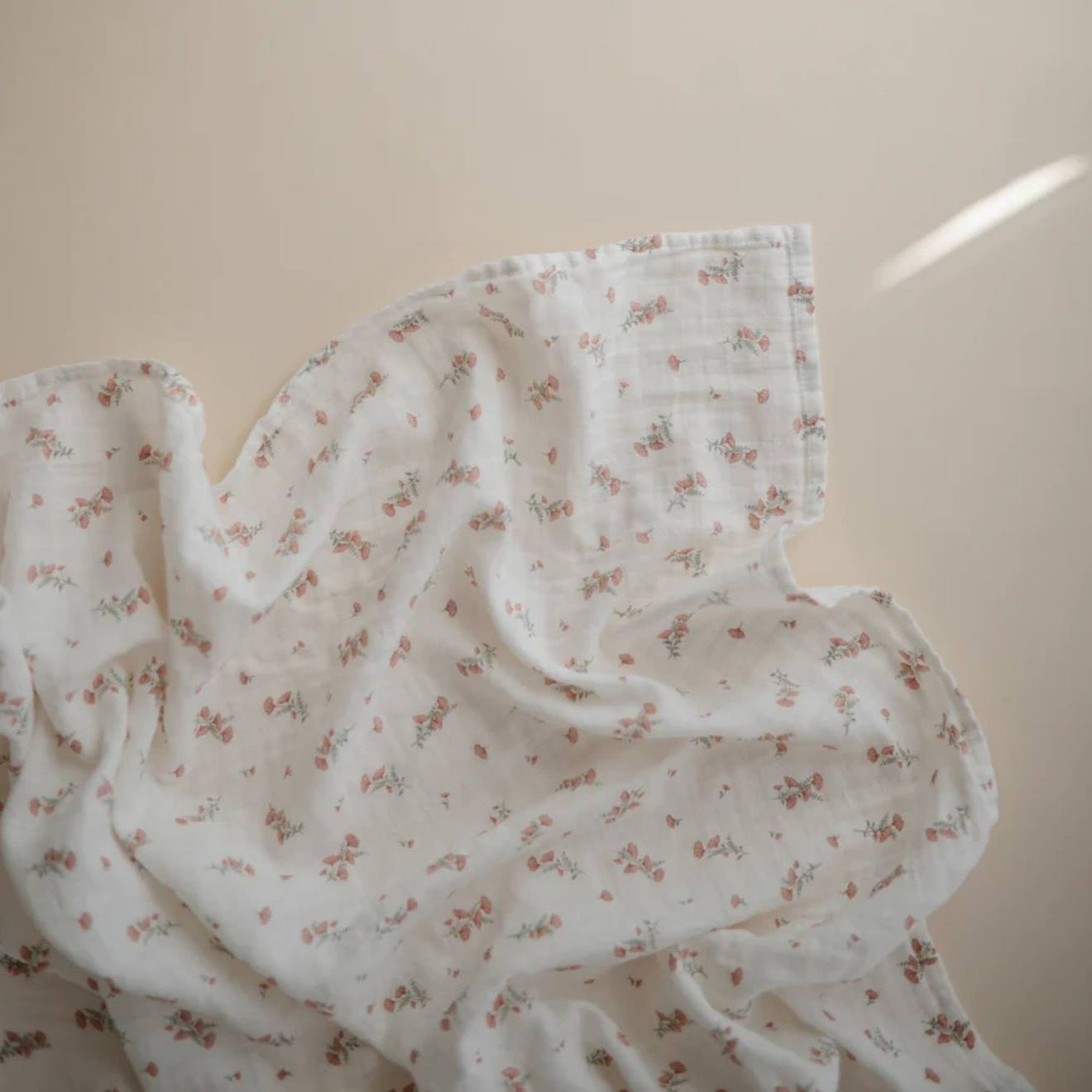 Maxi Lange En Coton Bio Pink Flowers (120 X 120 Cm) Blanc, Rose, Vert (Mushie) - Image 1
